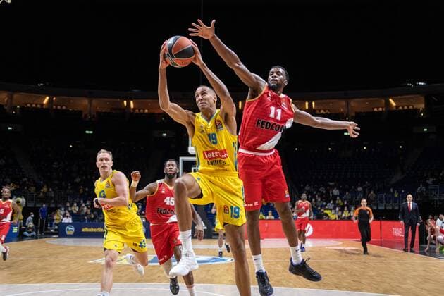 Basketball Berlin 22.12.2021 Saison 2021 2022 Euroleague Regular Season Alba Berlin - AS Monaco Louis Olinde (Alba Berlin, No.19) Alpha Diallo (Monaco, No.11)