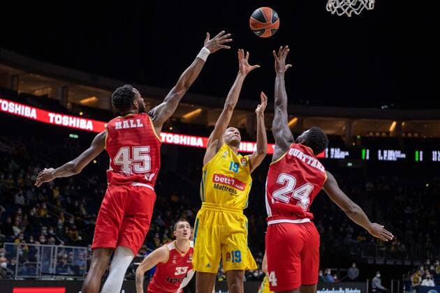 Sport Bilder des Tages Basketball Berlin 22.12.2021 Saison 2021 2022 Euroleague Regular Season Alba Berlin - AS Monaco Louis Olinde (Alba Berlin, No.19) Yakuba Ouattara (Monaco, No.24) Donta Hall (Monaco, No.45)