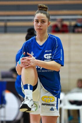 Halle, Deutschland 22. Dezember 2021: 1.BBL - Damen - 2021 2022 - Gisa Lions SV Halle vs. medical instinct Veilchen BG74 Lotta Stach (Halle) SWH.arena Sachsen Anhalt Copyright: xFotostandx xxBallaschx