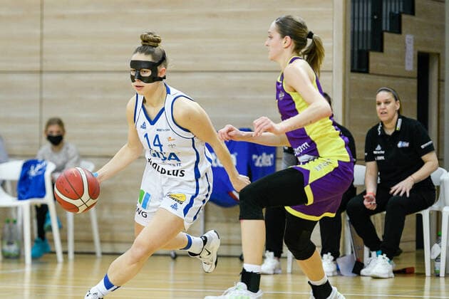 Halle, Deutschland 22. Dezember 2021: 1.BBL - Damen - 2021 2022 - Gisa Lions SV Halle vs. medical instinct Veilchen BG74 v.li.Lotta Stach (Halle) und Kristyna Brabencova (Goettingen) SWH.arena Sachsen Anhalt Copyright: xFotostandx xxBallaschx