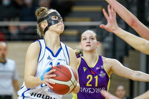 Halle, Deutschland 22. Dezember 2021: 1.BBL - Damen - 2021 2022 - Gisa Lions SV Halle vs. medical instinct Veilchen BG74 v.li. Lotta Stach (Halle) und Kristyna Brabencova (Goettingen) SWH.arena Sachsen Anhalt Copyright: xFotostandx xxBallaschx