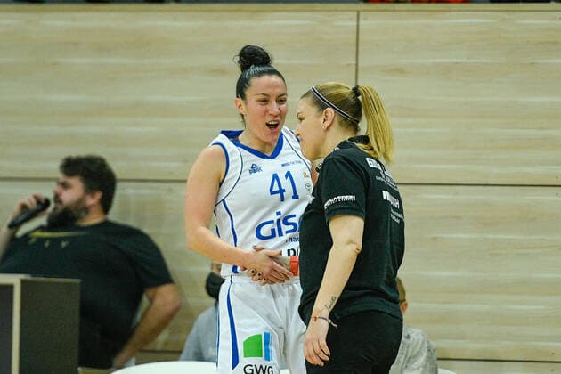 Halle, Deutschland 22. Dezember 2021: 1.BBL - Damen - 2021 2022 - Gisa Lions SV Halle vs. medical instinct Veilchen BG74 v.li. Eilidh Simpson (Halle) und Head Coach Katerina Hatzidaki (Halle) SWH.arena Sachsen Anhalt Copyright: xFotostandx xxBallaschx