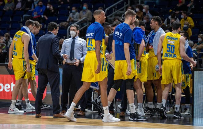 Basketball: EuroLeague, ALBA Berlin - AS Monaco, 17. Spieltag, Mercedes-Benz Arena. ALBAs Headcoach Israel Gonzalez (3.v.l) und Assistenztrainer Thomas Paech stehen in einer Auszeit auf dem Court. ALBA Berlin - AS Monaco