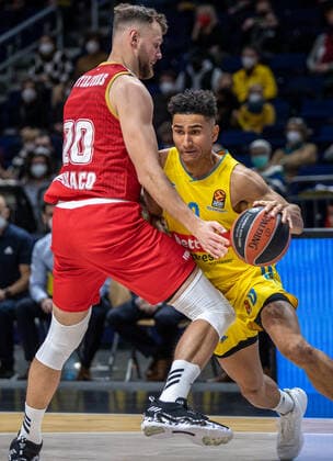 Basketball: EuroLeague, ALBA Berlin - AS Monaco, 17. Spieltag, Mercedes-Benz Arena. Donatas Motiejunas von AS Monaco kaempft gegen ALBAs Maodo Lo (r) um den Ball. ALBA Berlin - AS Monaco