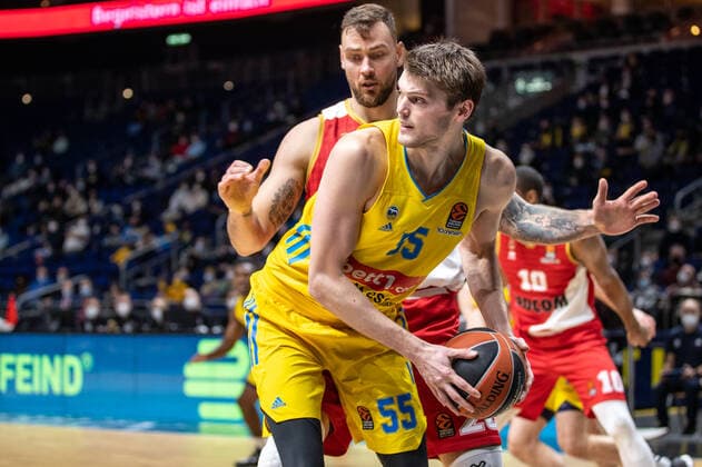 Basketball: EuroLeague, ALBA Berlin - AS Monaco, 17. Spieltag, Mercedes-Benz Arena. ALBAs Ben Lammers kaempft um den Ball. ALBA Berlin - AS Monaco