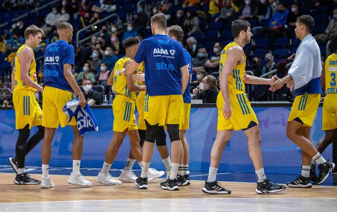 Basketball: EuroLeague, ALBA Berlin - AS Monaco, 17. Spieltag, Mercedes-Benz Arena. Spieler von Alba Berlin klatschen sich ab. ALBA Berlin - AS Monaco