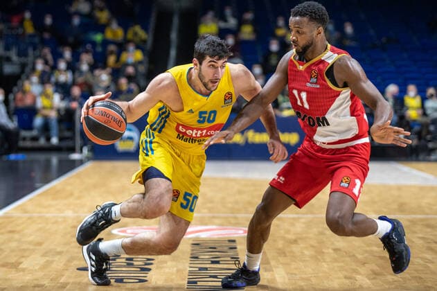 Basketball: EuroLeague, ALBA Berlin - AS Monaco, 17. Spieltag, Mercedes-Benz Arena. ALBAs Yovel Zoosman (l) kaempft gegen Alpha Diallo von AS Monaco um den Ball. ALBA Berlin - AS Monaco