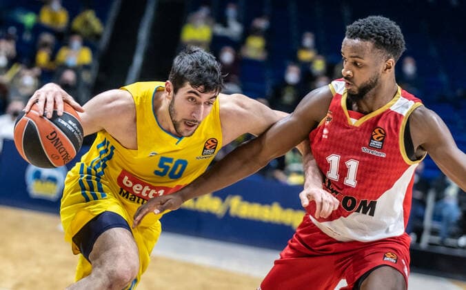 Basketball: EuroLeague, ALBA Berlin - AS Monaco, 17. Spieltag, Mercedes-Benz Arena. ALBAs Yovel Zoosman (l) kaempft gegen Alpha Diallo von AS Monaco um den Ball. ALBA Berlin - AS Monaco