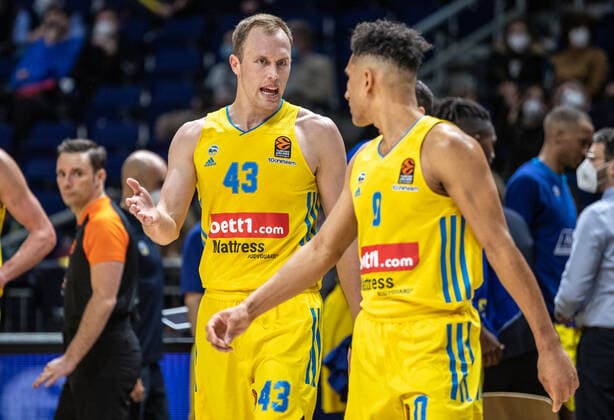 Basketball: EuroLeague, ALBA Berlin - AS Monaco, 17. Spieltag, Mercedes-Benz Arena. ALBAs Luke Sikma und Maodo Lo (r) laufen ueber den Court. ALBA Berlin - AS Monaco