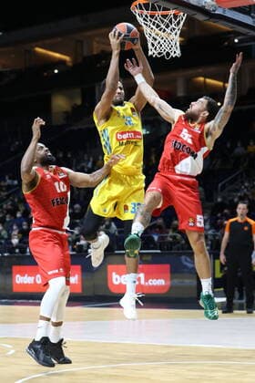 DEU, Euroleague, ALBA vs. AS Monaco, 22.12.2021, Mercedes-Benz-Arena, Berlin, DEU, Euroleague, ALBA vs. AS Monaco, im Bild Johannes Thiemann (ALBA Berlin 32), Will Thomas (AS Monaco 10), Mike James (AS Monaco 55)