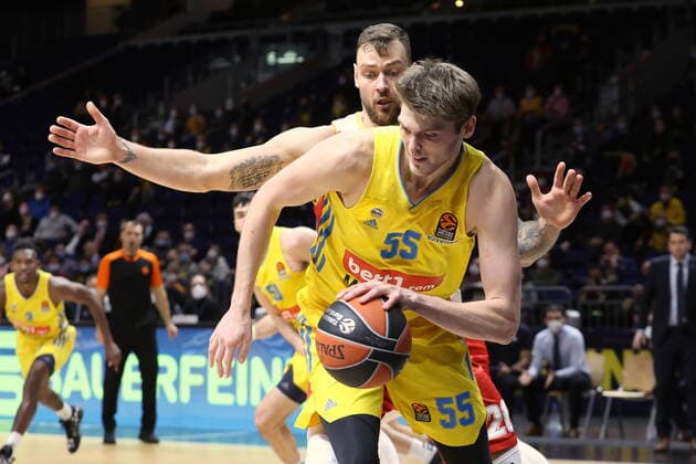 DEU, Euroleague, ALBA vs. AS Monaco, 22.12.2021, Mercedes-Benz-Arena, Berlin, DEU, Euroleague, ALBA vs. AS Monaco, im Bild Lammers (ALBA Berlin 55), Donatas (AS Monaco 20)