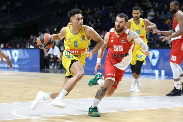 DEU, Euroleague, ALBA vs. AS Monaco, 22.12.2021, Mercedes-Benz-Arena, Berlin, DEU, Euroleague, ALBA vs. AS Monaco, im Bild Maodo Lo (ALBA Berlin 0), Mike James (AS Monaco 55)