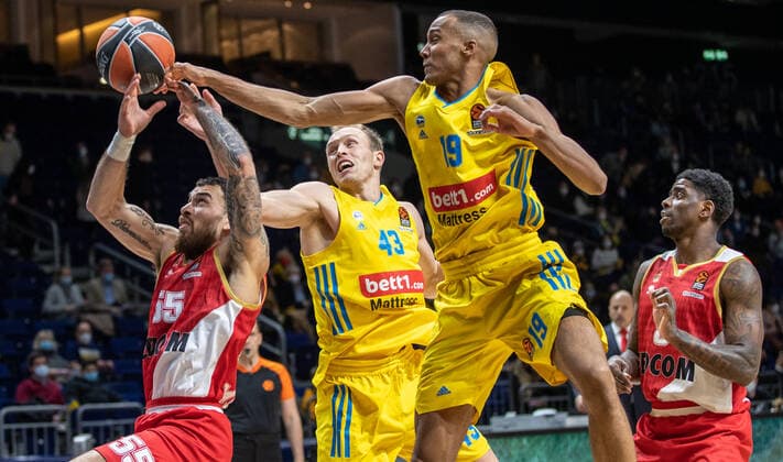 Basketball: EuroLeague, ALBA Berlin - AS Monaco, 17. Spieltag, Mercedes-Benz Arena. Mike James (l-r) von AS Monaco kaempft gegen ALBAs Luke Sikma und Louis Olinde um den Ball. ALBA Berlin - AS Monaco