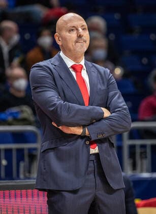 Basketball: EuroLeague, ALBA Berlin - AS Monaco, 17. Spieltag, Mercedes-Benz Arena. Headcoach Sasa Obradovic von AS Monaco verfolgt das Spiel. ALBA Berlin - AS Monaco