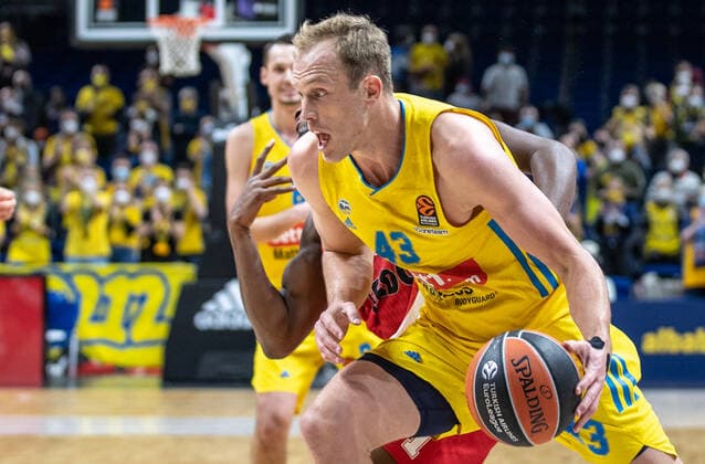 Basketball: EuroLeague, ALBA Berlin - AS Monaco, 17. Spieltag, Mercedes-Benz Arena. ALBAs Luke Sikma spielt den Ball. ALBA Berlin - AS Monaco
