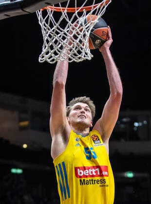 Basketball: EuroLeague, ALBA Berlin - AS Monaco, 17. Spieltag, Mercedes-Benz Arena. ALBAs Ben Lammers springt mit dem Ball zum Korb. ALBA Berlin - AS Monaco