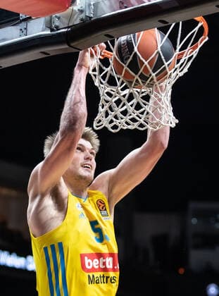 Basketball: EuroLeague, ALBA Berlin - AS Monaco, 17. Spieltag, Mercedes-Benz Arena. ALBAs Ben Lammers legt den Ball in den Korb und haengt daran. ALBA Berlin - AS Monaco