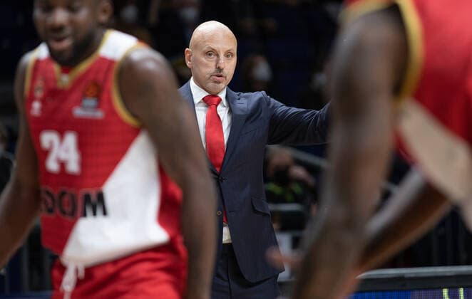 Basketball: EuroLeague, ALBA Berlin - AS Monaco, 17. Spieltag, Mercedes-Benz Arena. Headcoach Sasa Obradovic von AS Monaco ruft seinem Team etwas zu. ALBA Berlin - AS Monaco