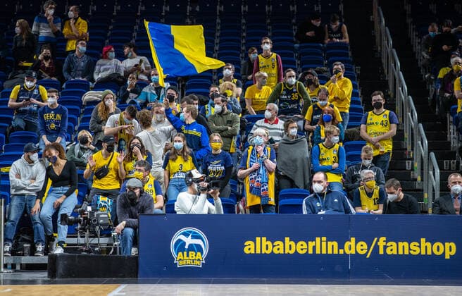 Basketball: EuroLeague, ALBA Berlin - AS Monaco, 17. Spieltag, Mercedes-Benz Arena. Fans von Alba Berlin feuern ihr Team an. ALBA Berlin - AS Monaco