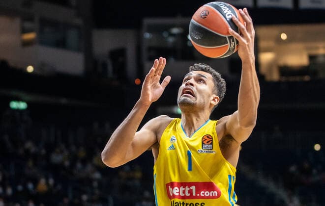 Basketball: EuroLeague, ALBA Berlin - AS Monaco, 17. Spieltag, Mercedes-Benz Arena. Albas Oscar da Silva spielt den Ball. ALBA Berlin - AS Monaco