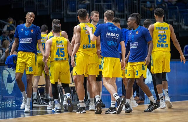 Basketball: EuroLeague, ALBA Berlin - AS Monaco, 17. Spieltag, Mercedes-Benz Arena. Spieler von Alba Berlin klatschen sich ab. ALBA Berlin - AS Monaco