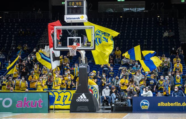 Basketball: EuroLeague, ALBA Berlin - AS Monaco, 17. Spieltag, Mercedes-Benz Arena. Fans von Alba Berlin feuern ihr Team an. ALBA Berlin - AS Monaco