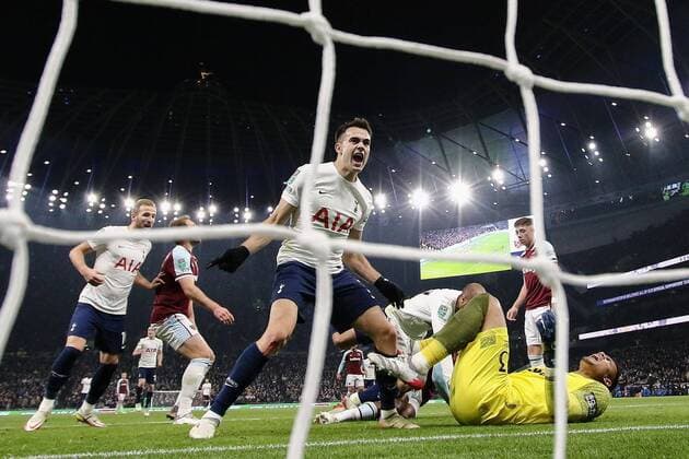 Bilder des Jahres 2021, Sport 12 Dezember Sport Themen der Woche KW51 Sport Bilder des Tages Mandatory Credit: Photo by Michael Zemanek Shutterstock (12655440bc) Sergio Reguilon of Tottenham Hotspur celebrates as Lucas Moura of Tottenham Hotspur scores a goal to make it 2-1 Tottenham Hotspur v West Ham United, EFL Carabao Cup, Quarter Final, Football, London Stadium, London, UK - 22 Dec 2021 EDITORIAL USE ONLY No use with unauthorised audio, video, data, fixture lists, club league logos or live services. Online in-match use limited to 120 images, no video emulation. No use in betting, games or single club league player publications. Tottenham Hotspur v West Ham United, EFL Carabao Cup, Quarter Final, Football, London Stadium, London, UK - 22 Dec 2021 EDITORIAL USE ONLY No use with unauthorised audio, video, data, fixture lists, club league logos or live services. Online in-match use limited to 120 images, no video emulation. No use in betting, games or single club league player publications.  Copyright: xMichaelxZemanek Shutterstockx 12655440bc