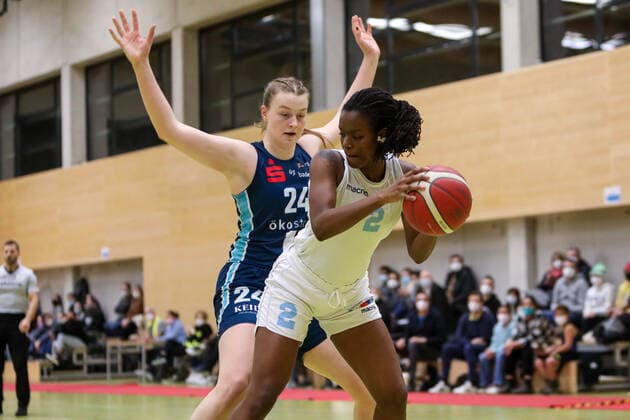 1. Basketball Bundesliga Damen Capitol Bascats Düsseldorf gegen Eisvögel USC Freiburg, 22.12.2021 Lina Sonntag Shiori Yasuma ( 24 Eisvoegel USC Freiburg) und Maryam Adepoju Olatunji ( 2 Capitol Bascats Duesseldorf); 1. Basketball Bundesliga Damen Capitol Bascats Düsseldorf gegen Eisvögel USC Freiburg am 22.12.2021, Duesseldorf. Copyright: xBEAUTIFULxSPORTS KennyxBeelex
