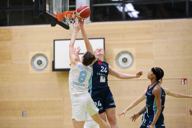 1. Basketball Bundesliga Damen Capitol Bascats Düsseldorf gegen Eisvögel USC Freiburg, 22.12.2021 Lina Sonntag Shiori Yasuma ( 24 Eisvoegel USC Freiburg); 1. Basketball Bundesliga Damen Capitol Bascats Düsseldorf gegen Eisvögel USC Freiburg am 22.12.2021, Duesseldorf. Copyright: xBEAUTIFULxSPORTS KennyxBeelex