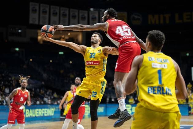 Basketball Berlin 22.12.2021 Saison 2021 2022 Euroleague Regular Season Alba Berlin - AS Monaco Johannes Thiemann (Alba Berlin, No.32) Donta Hall (Monaco, No.45)