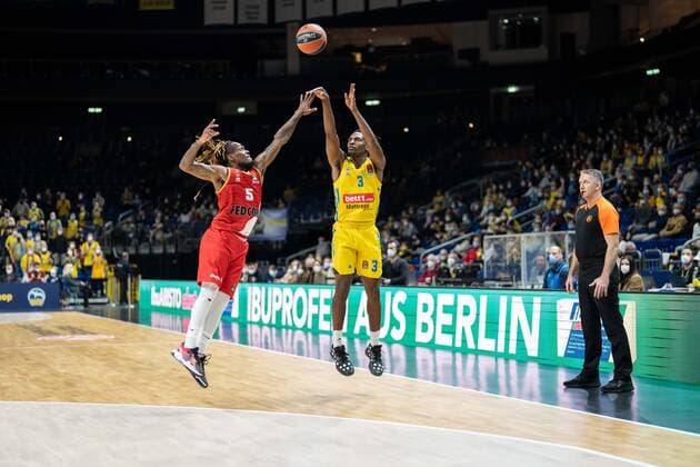 Basketball Berlin 22.12.2021 Saison 2021 2022 Euroleague Regular Season Alba Berlin - AS Monaco Jaleen Smith (Alba Berlin, No.03) Paris Lee (Monaco, No.05)