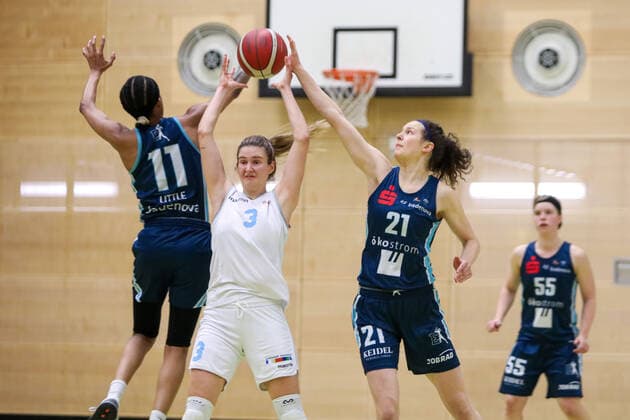 1. Basketball Bundesliga Damen Capitol Bascats Düsseldorf gegen Eisvögel USC Freiburg, 22.12.2021 Hanna Little ( 11 Eisvoegel USC Freiburg), Elle Hendershot ( 3 Capitol Bascats Duesseldorf), Emilly Kapitza ( 21 Eisvoegel USC Freiburg), Pauline Mayer ( 55 Eisvoegel USC Freiburg); 1. Basketball Bundesliga Damen Capitol Bascats Düsseldorf gegen Eisvögel USC Freiburg am 22.12.2021, Duesseldorf. Copyright: xBEAUTIFULxSPORTS KennyxBeelex