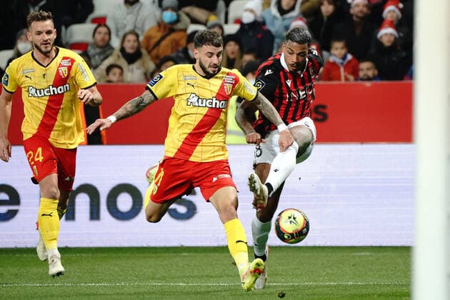 Mario Lemina (OGC Nice) - Jonathan Clauss (RC Lens) FOOTBALL : OGC Nice vs RC lens - Ligue 1 Uber Eats - Nice -22 12 2021 NorbertScanella Panoramic 