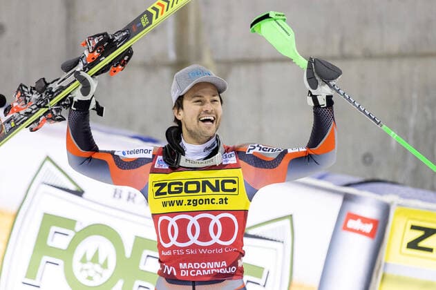 Bilder des Jahres 2021, Sport 12 Dezember ALPINE SKIING - FIS WC Madonna di Campiglio MADONNA DI CAMPIGLIO,ITALY,22.DEC.21 - ALPINE SKIING - FIS World Cup, slalom, men. Image shows the rejoicing of Sebastian Foss-Solevaag (NOR).  GEPAxpictures xHaraldxSteiner