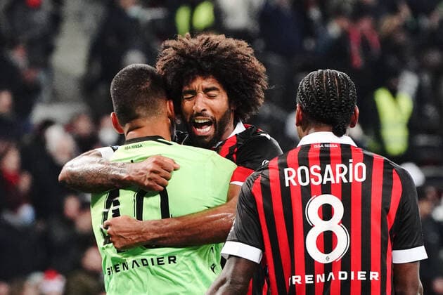 Bilder des Jahres 2021, Sport 12 Dezember Sport Themen der Woche KW51 Sport Bilder des Tages Fin de match - Dante (OGC Nice) - Walter Benitez (OGC Nice) FOOTBALL : OGC Nice vs RC lens - Ligue 1 Uber Eats - Nice -22 12 2021 NorbertScanella Panoramic 