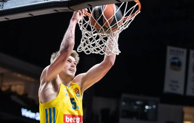 Basketball: EuroLeague, ALBA Berlin - AS Monaco, 17. Spieltag, Mercedes-Benz Arena. ALBAs Ben Lammers legt den Ball in den Korb und haengt daran. ALBA Berlin - AS Monaco