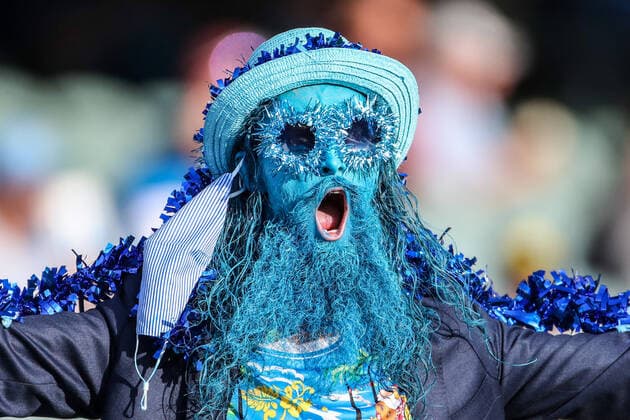 Bilder des Jahres 2021, Sport 12 Dezember Sport Themen der Woche KW51 Sport Bilder des Tages CRICKET BBL STRIKERS HEAT, A Strikers fan during the Big Bash League (BBL) cricket match between the Adelaide Strikers and Brisbane Heat at Adelaide Oval, Adelaide, Thursday, December 23, 2021. ( NO ARCHIVING, EDITORIAL USE ONLY, NO USE IN BOOKS WITHOUT CONSENT ADELAIDE SOUTH AUSTRALIA AUSTRALIA  Copyright: xMATTxTURNERx 20211223001608662819