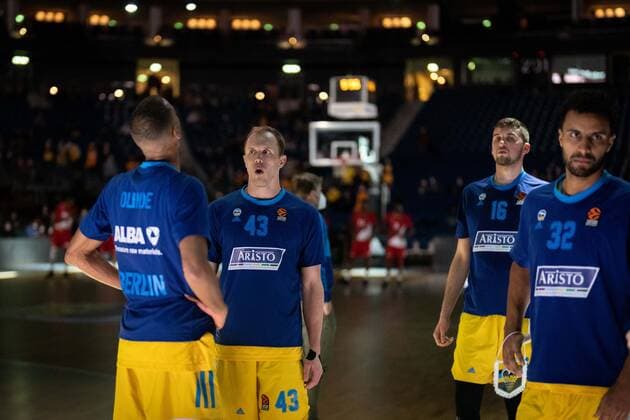 Basketball Berlin 22.12.2021 Saison 2021 2022 Euroleague Regular Season Alba Berlin - AS Monaco Teamvorstellung Alba Luke Sikma (Alba Berlin, No.43) Louis Olinde (Alba Berlin, No.19) Und andere