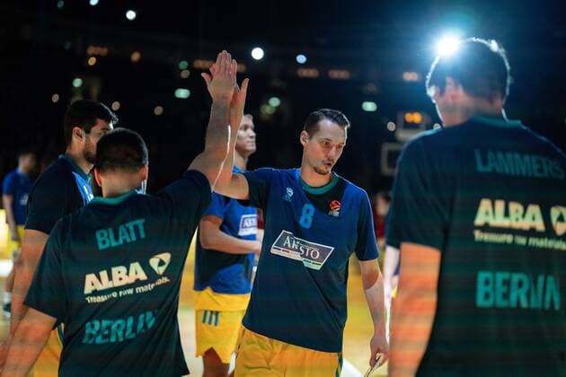 Basketball Berlin 22.12.2021 Saison 2021 2022 Euroleague Regular Season Alba Berlin - AS Monaco Teamvorstellung Alba Marcus Eriksson (Alba Berlin, No.08) Tamir Blatt (Alba Berlin, No.45) Und andere