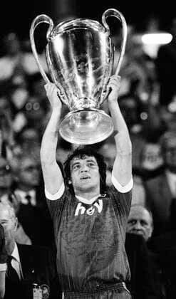 Europapokalfinale 1983 Hamburger SV - Juventus Turin 1:0 25.05.1983 Felix Magath mit dem Europapokal