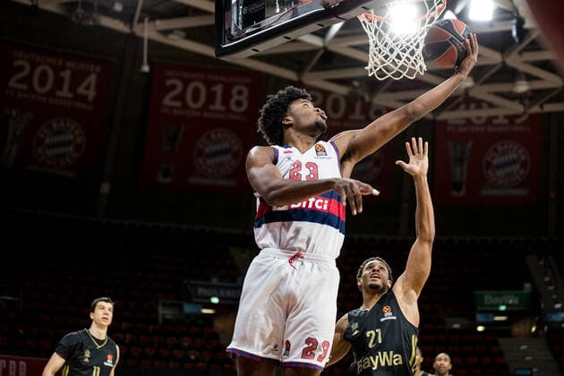 Turkish Airlines EuroLeague: FC Bayern Muenchen Basketball - Bitci Baskonia Vitoria-Gasteiz; 23.12.2021 Steven Enoch (BITCI Baskonia Vitoria-Gasteiz, 23), Augustne Rubit (FC Bayern, 21) Turkish Airlines EuroLeague: FC Bayern Muenchen Basketball - Bitci Baskonia Vitoria-Gasteiz; 23.12.2021; Audi Dome, Muenchen (Bayern) Copyright: xBEAUTIFULxSPORTS Wunderlx