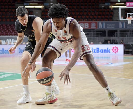 23.12.2021, xemx, Basketball Euroleague, FC Bayern Muenchen - Baskonia Vitoria Gasteiz emspor, v.l. Vladimir Lucic (FC Bayern Basketball), Steven Enoch (Baskonia Vitoria Gasteiz) Zweikampf, Aktion, action, battle for the ball Muenchen