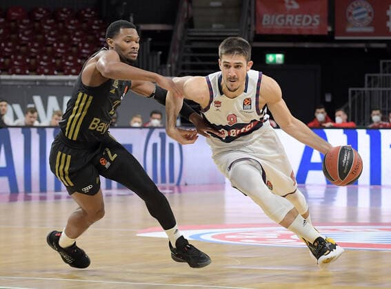 23.12.2021, xemx, Basketball Euroleague, FC Bayern Muenchen - Baskonia Vitoria Gasteiz emspor, v.l. Corey Walden (FC Bayern Basketball), Vanja Marinkovic (Baskonia Vitoria Gasteiz) Zweikampf, Aktion, action, battle for the ball Muenchen