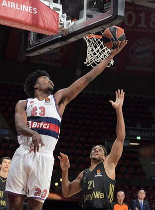 23.12.2021, xemx, Basketball Euroleague, FC Bayern Muenchen - Baskonia Vitoria Gasteiz emspor, v.l. Steven Enoch (Baskonia Vitoria Gasteiz) mit Korbleger, Augustine Rubit (FC Bayern Basketball) Muenchen