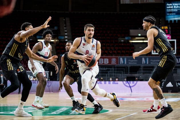 Turkish Airlines EuroLeague: FC Bayern Muenchen Basketball - Bitci Baskonia Vitoria-Gasteiz; 23.12.2021 Augustne Rubit (FC Bayern, 21), Wade Baldwin (FC Bayern, 2), Vana Marinkovic (BITCI Baskonia Vitoria-Gasteiz, 9), Jason George (FC Bayern, 12) Turkish Airlines EuroLeague: FC Bayern Muenchen Basketball - Bitci Baskonia Vitoria-Gasteiz; 23.12.2021; Audi Dome, Muenchen (Bayern) Copyright: xBEAUTIFULxSPORTS Wunderlx