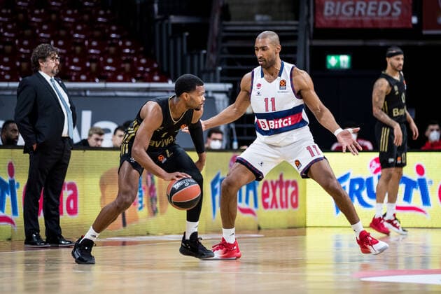 Turkish Airlines EuroLeague: FC Bayern Muenchen Basketball - Bitci Baskonia Vitoria-Gasteiz; 23.12.2021 Augustne Rubit (FC Bayern, 21), Jayson Granger (BITCI Baskonia Vitoria-Gasteiz, 11) Turkish Airlines EuroLeague: FC Bayern Muenchen Basketball - Bitci Baskonia Vitoria-Gasteiz; 23.12.2021; Audi Dome, Muenchen (Bayern) Copyright: xBEAUTIFULxSPORTS Wunderlx