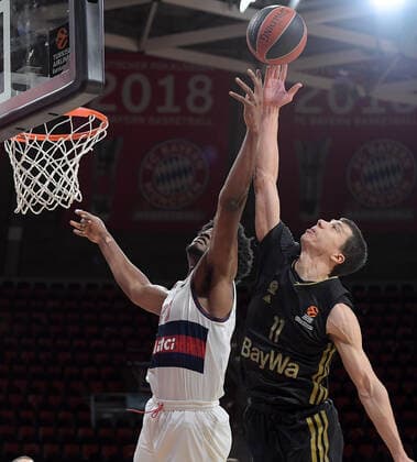 23.12.2021, xemx, Basketball Euroleague, FC Bayern Muenchen - Baskonia Vitoria Gasteiz emspor, v.l. Steven Enoch (Baskonia Vitoria Gasteiz), Vladimir Lucic (FC Bayern Basketball) Zweikampf, Aktion, action, battle for the ball Muenchen