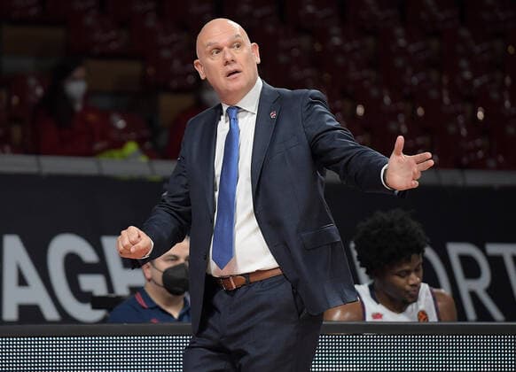 23.12.2021, xemx, Basketball Euroleague, FC Bayern Muenchen - Baskonia Vitoria Gasteiz emspor, v.l. Cheftrainer Neven Spahija (Baskonia Vitoria Gasteiz) gibt Anweisungen, gestikuliert mit den Armen, gesticulate, gives instructions Muenchen