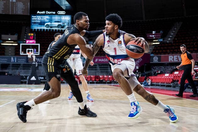 Turkish Airlines EuroLeague: FC Bayern Muenchen Basketball - Bitci Baskonia Vitoria-Gasteiz; 23.12.2021 Wade Baldwin (FC Bayern, 2), Lamar Peters (BITCI Baskonia Vitoria-Gasteiz, 1) Turkish Airlines EuroLeague: FC Bayern Muenchen Basketball - Bitci Baskonia Vitoria-Gasteiz; 23.12.2021; Audi Dome, Muenchen (Bayern) Copyright: xBEAUTIFULxSPORTS Wunderlx