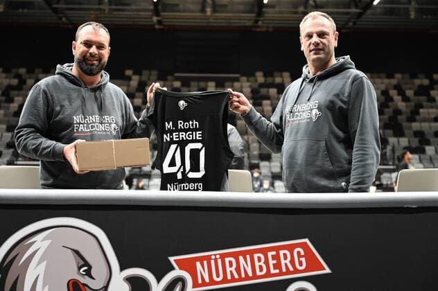 Sport Themen der Woche KW51 Sport Bilder des Tages 23.12.2021 - Basketball - Saison 2021 2022 - 2. Bundesliga Pro-A - 15. Spieltag: Nürnberg Falcons Basketball Club NBC - Kirchheim Knights - - Ehrung für Martin Roth durch Ralph Junge ( Geschäftsführer Nürnberg Falcons BC NBC )